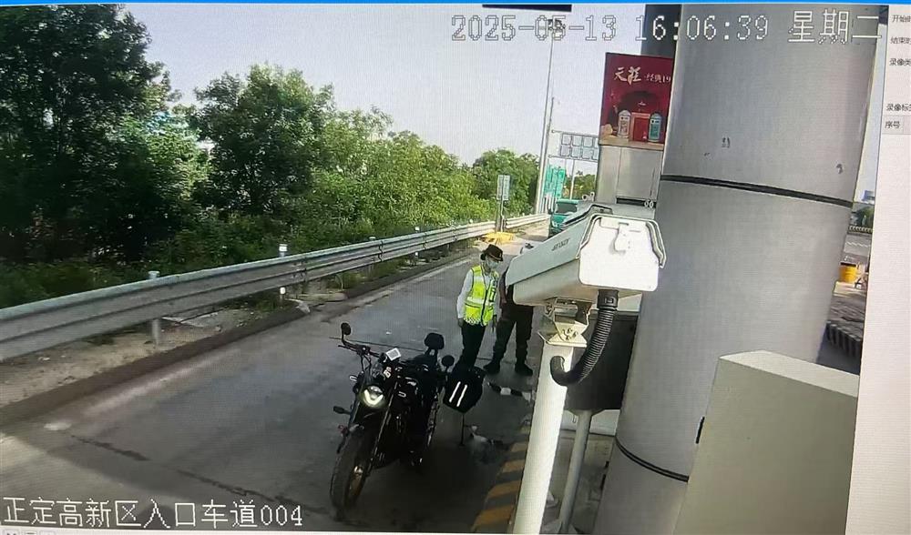 及时拦截闯口上道摩托车